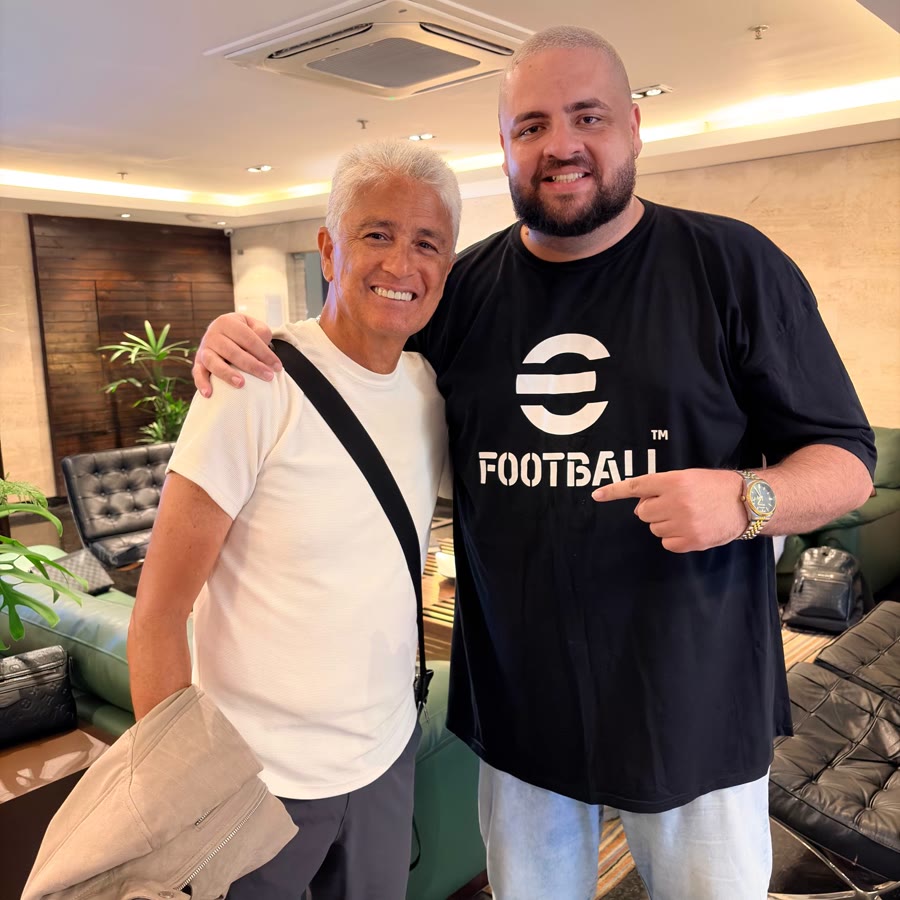 Vitor Abdalla ao lado do Bebeto, campeão do mundo em 1994
