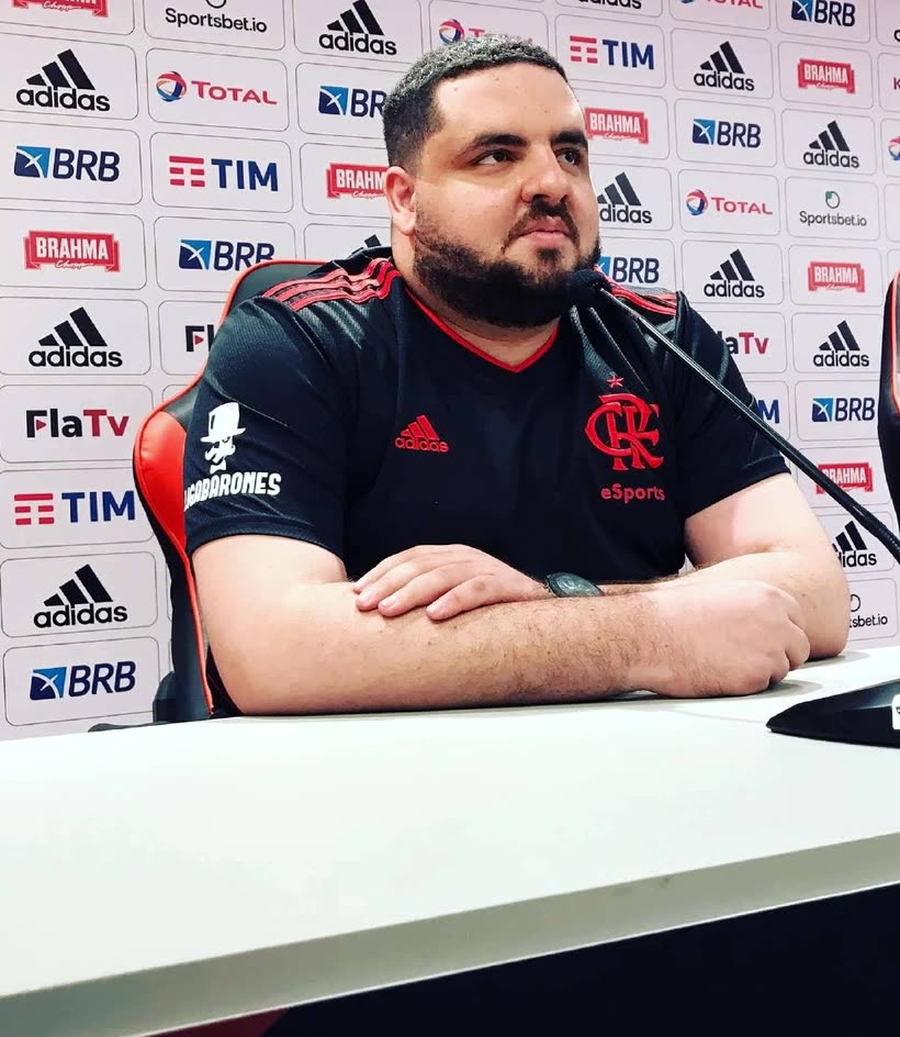 Vitor Abdalla em coletiva de imprensa com a camisa do Flamengo eSports