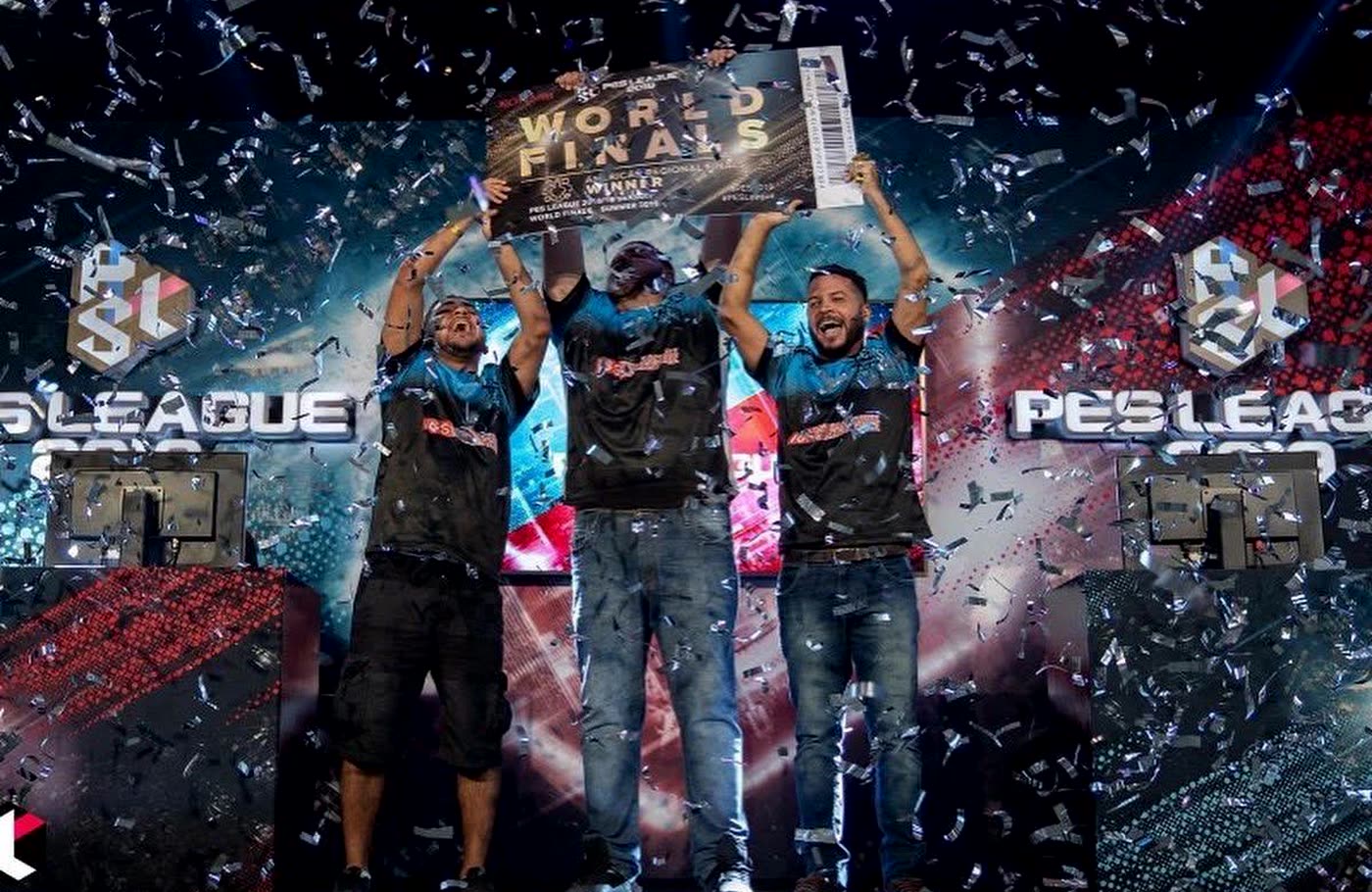 Vitor Abdalla erguendo o troféu da PES League 2019, final regional das Américas, no México